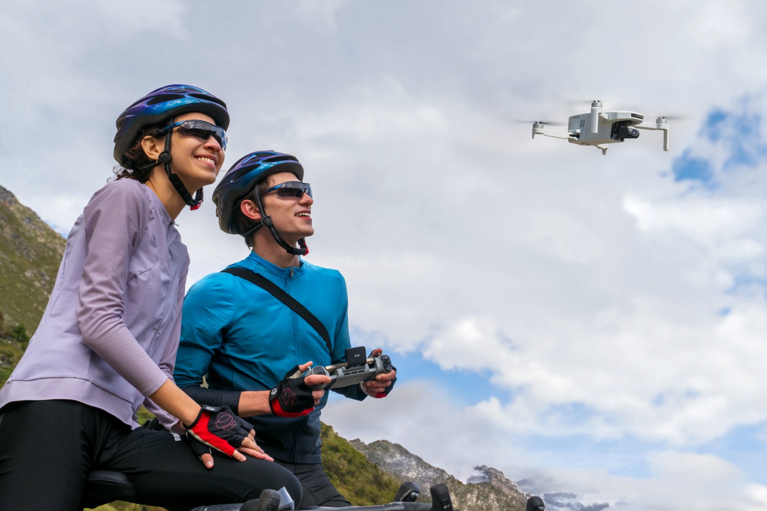 ATOM2-Lifestyle10 Atom 2 drone watched by two men picture